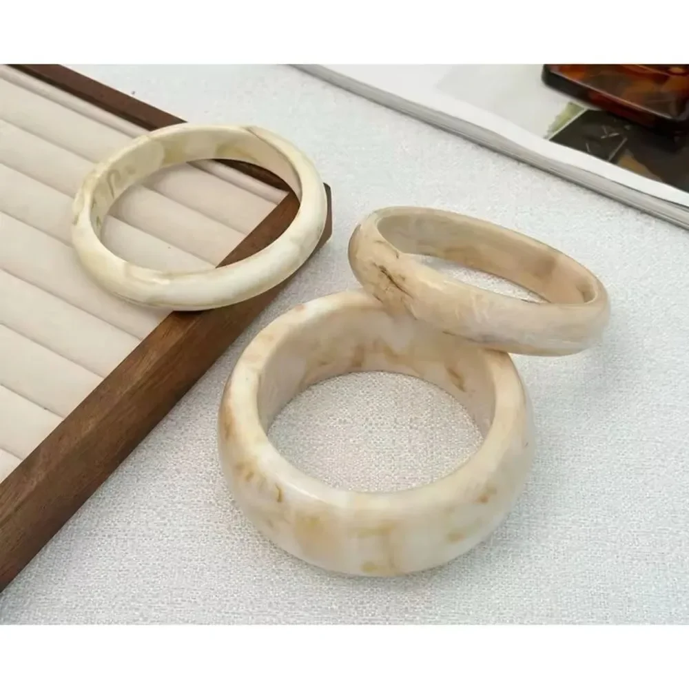 Vintage 1970’s  Beige Boho Resin Bangles / Set of 3